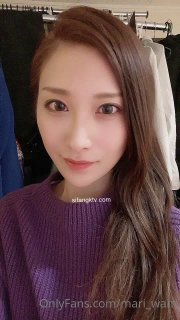 童颜大奶胖胖的极品妞，在家偷偷的跟狼友发骚，叫大奶子自己舔奶头左右开弓，大黑牛自慰逼逼淫水多多好刺激